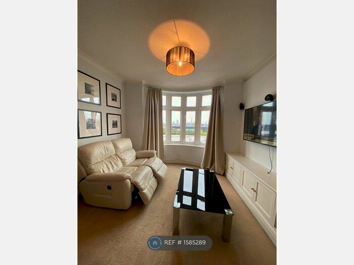 3 Bedroom Flat To Rent In Parkview Court, London, SW6