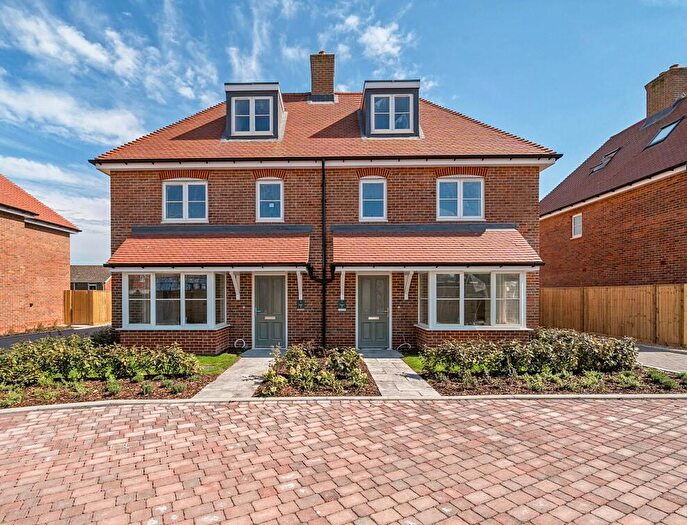 3 Bedroom Semi-Detached House For Sale In Bentwood Way, PO18