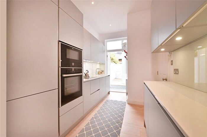 3 Bedroom Maisonette To Rent In Avenell Road, Highbury, N5