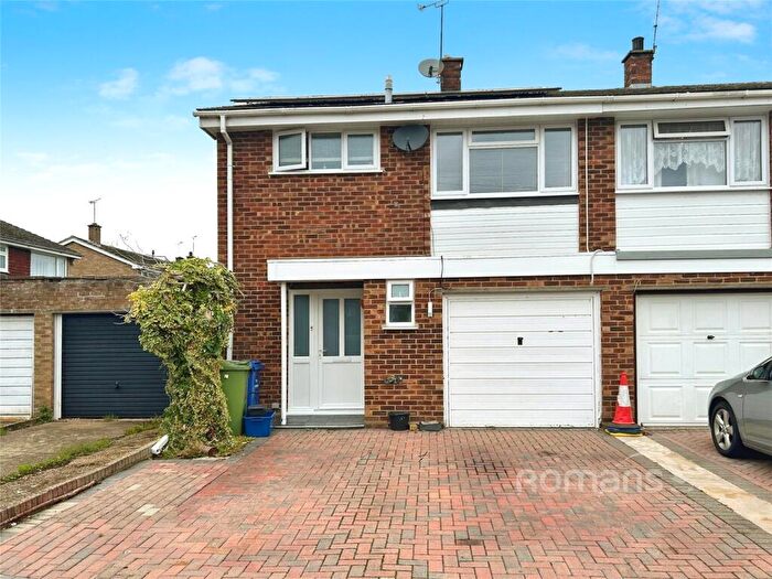 3 Bedroom End Of Terrace House For Sale In Swale Road, Farnborough, Hampshire, GU14