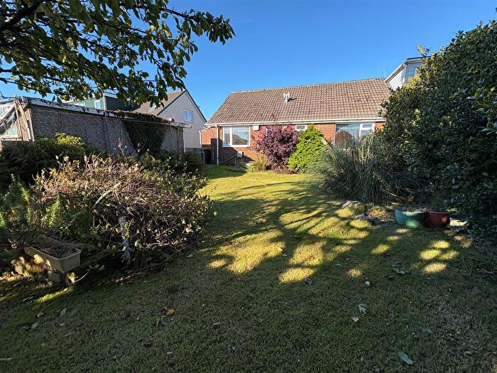 2 Bedroom Semi-Detached Bungalow For Sale In New Park Road, Queensbury, Bradford, BD13