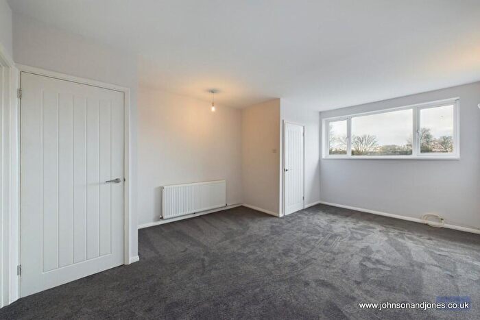 2 Bedroom Flat To Rent In Ongar Parade, Addlestone, Surrey, KT15