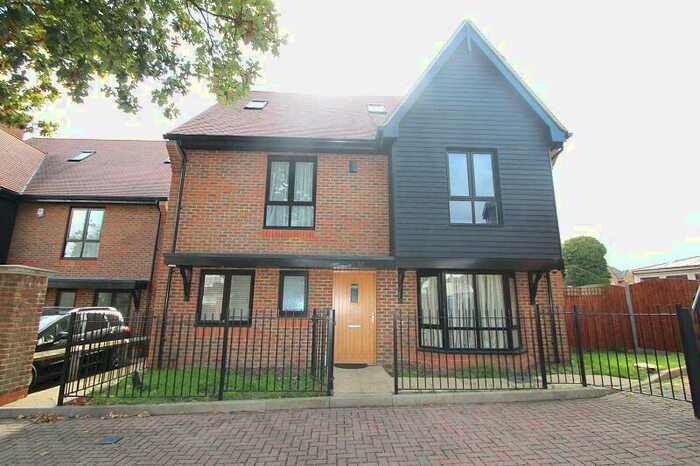 6 Bedroom Detached House To Rent In Torrance Close, Hornchurch, RM11