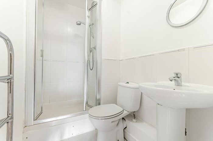 2 Bedroom Flat For Sale In Damask Court, Cleeve Way, Sutton, Surrey, SM1