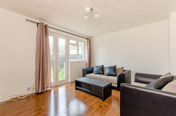 2 Bedroom Flat To Rent In Burton House, Bermondsey, London, SE16