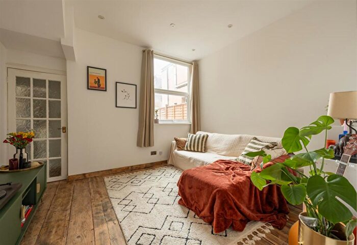 1 Bedroom Flat For Sale In Cann Hall Road, Leytonstone, E11