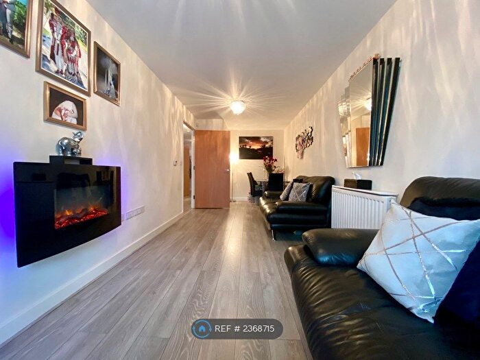 2 Bedroom Flat To Rent In Bole Court, Enfield, EN2