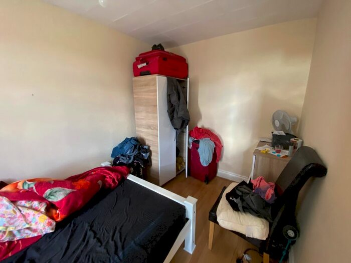 3 Bedroom Flat To Rent In Mitcham Road, Tooting, SW17