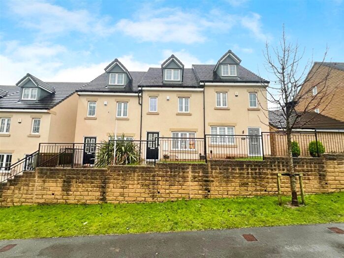 3 Bedroom Town House For Sale In Brompton Drive, Bradford, BD10