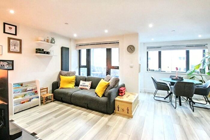 1 Bedroom Flat For Sale In Kelsey Apartments, Leatherhead, KT22