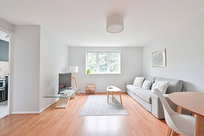 2 Bedroom Flat To Rent In John Maurice Close, Elephant And Castle, London, SE17