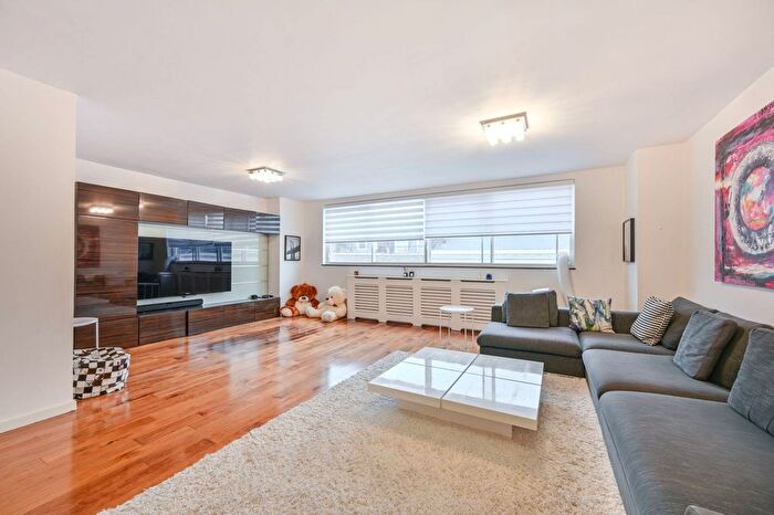 4 Bedroom Flat To Rent In George Street, Marylebone, London, W1U