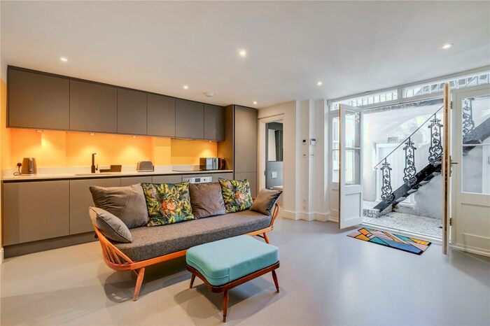 2 Bedroom Flat To Rent In Lonsdale Square, Islington, London, N1