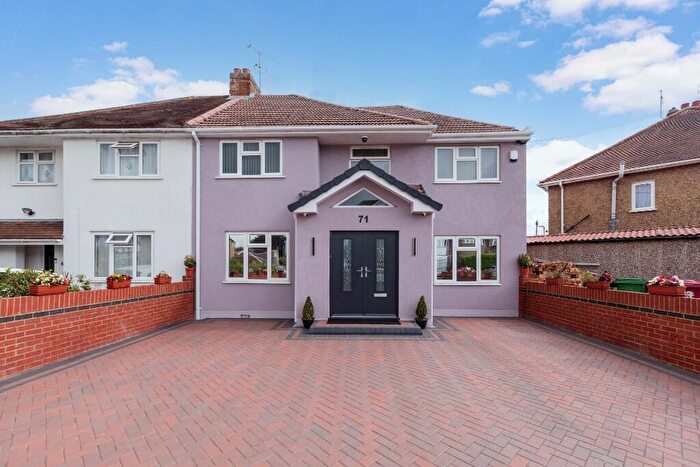 5 Bedroom Semi-Detached House For Sale In Elmshott Lane, Cippenham, SL1