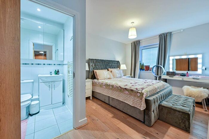 2 Bedroom Flat To Rent In Stratford Court, Woking, GU21