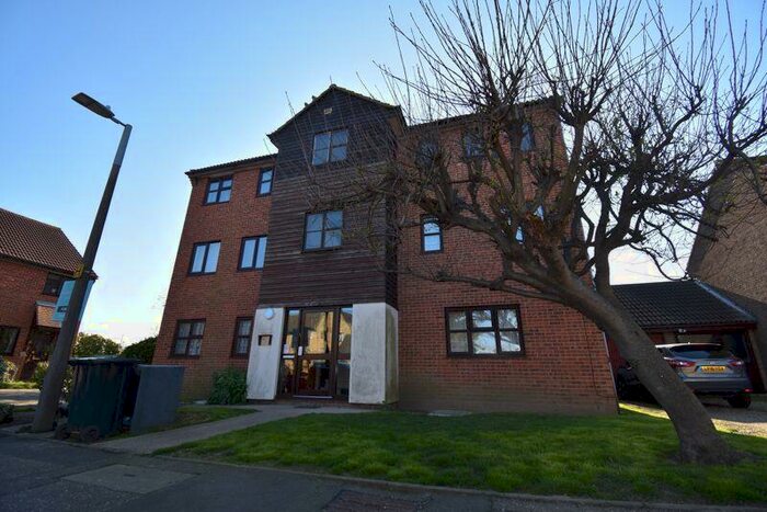 Studio To Rent In Herongate, Shoeburyness, SS3