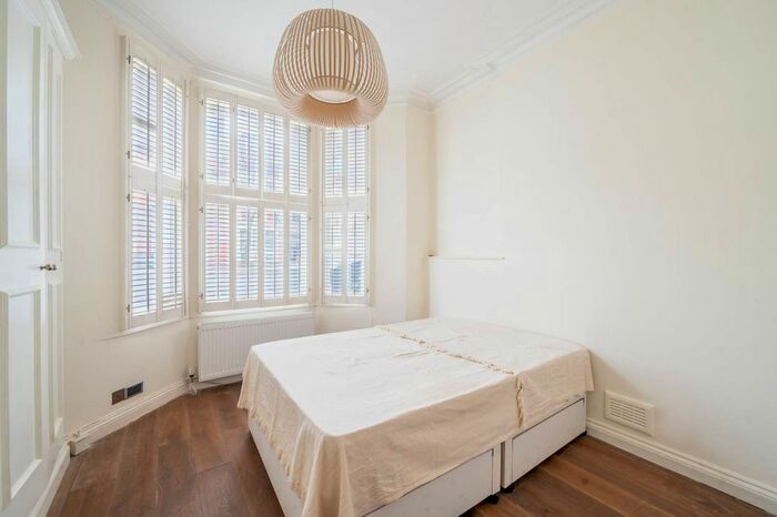 2 Bedroom Flat To Rent In Munster Road, Fulham, London, SW6