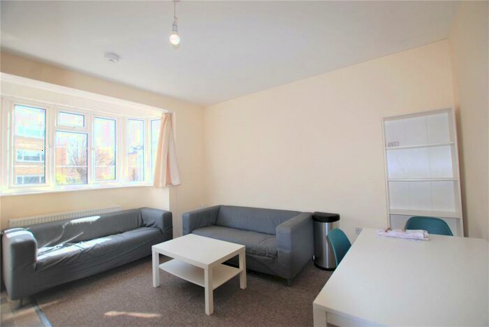 3 Bedroom Apartment To Rent In Balham Park Road, Balham, SW12