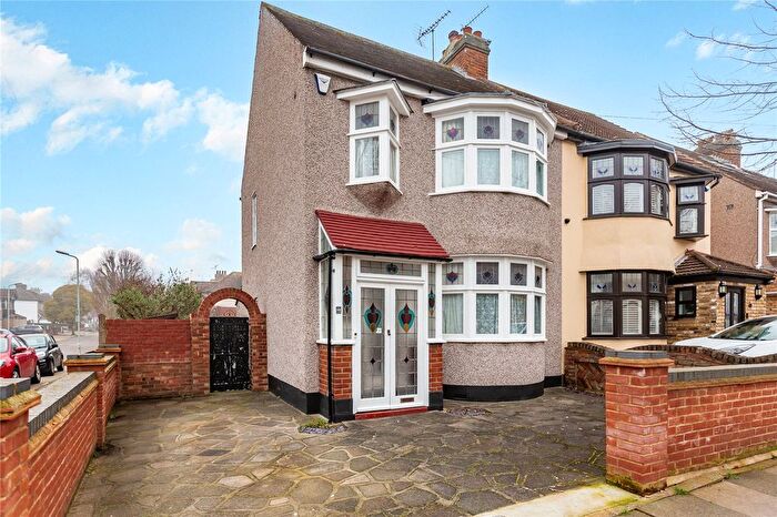 3 Bedroom Detached House For Sale In Cambridge Avenue, Gidea Park, RM2