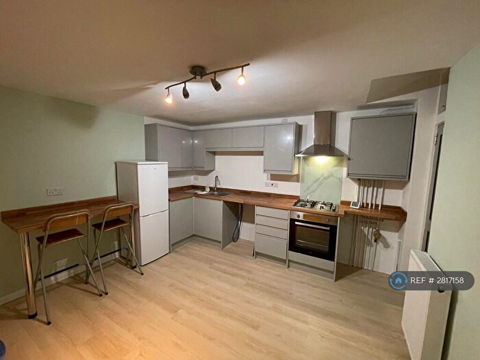 2 Bedroom Maisonette To Rent In Castle Avenue, Rochester, ME1