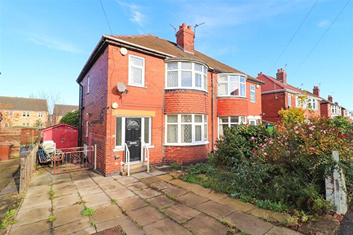 3 Bedroom Semi Detached House For Sale In Belle Isle Avenue, Wakefield, WF1