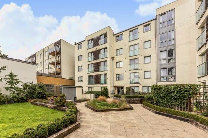 2 Bedroom Flat To Rent In Garden Road, Richmond, TW9