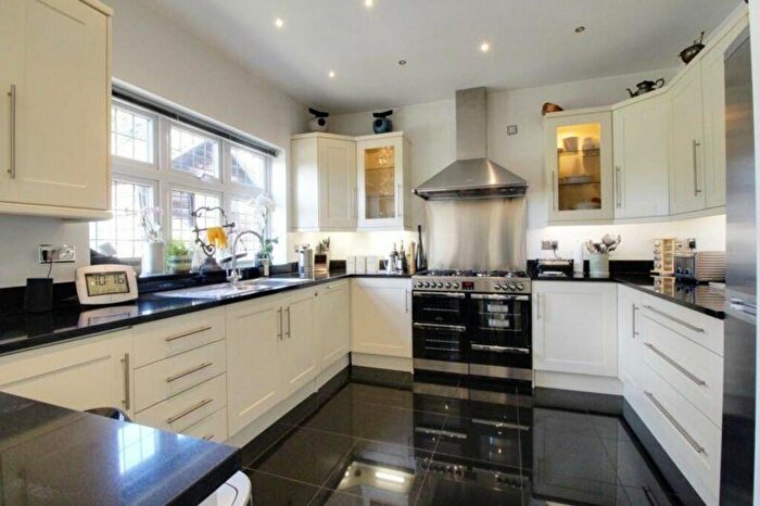 5 Bedroom Detached House For Sale In Tolmers Road, Cuffley, EN6