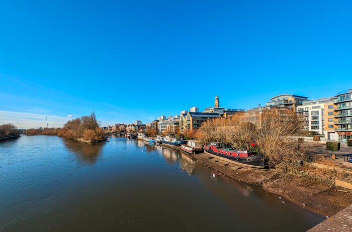 2 Bedroom Houseboat To Rent In The Hollows, Brentford, TW8