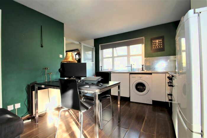 Studio To Rent In Tavistock Road, Yiewsley, West Drayton UB7