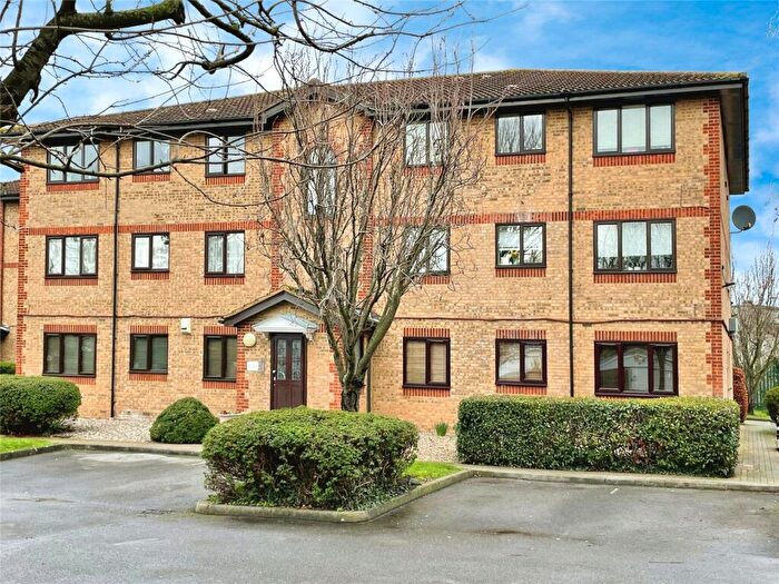 1 Bedroom Garage / Parking For Sale In Hutchins Close, Hornchurch, RM12