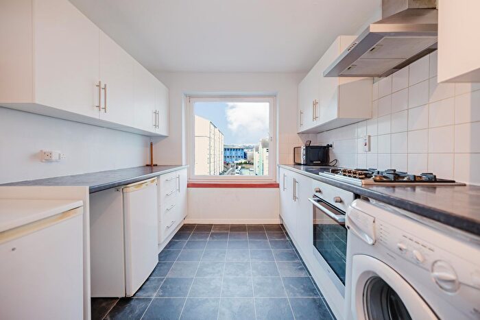 3 Bedroom Flat To Rent In Viewcraig Street, Edinburgh, EH8