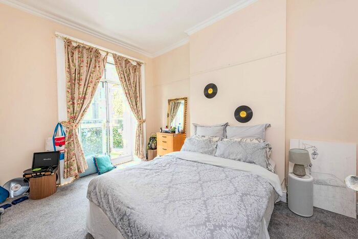 2 Bedroom Flat To Rent In Oakley Street, Chelsea, London, SW3