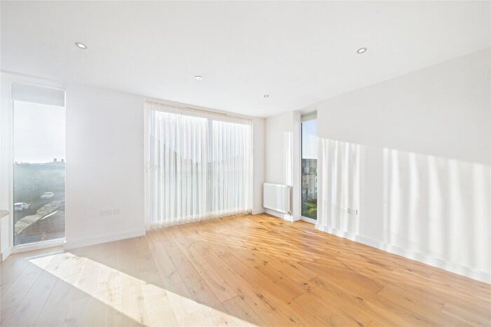 2 Bedroom Apartment For Sale In Longships Way, Reading, Berkshire, RG2