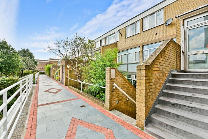 4 Bedroom Maisonette To Rent In Whitebeam Close, Oval, SW9