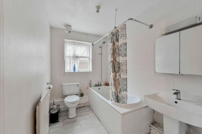 2 Bedroom Flat To Rent In Osier Crescent, London, Qz, Muswell Hill, London, N10