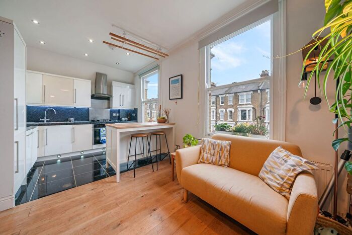 2 Bedroom Flat For Sale In Lorne Road, London, N4