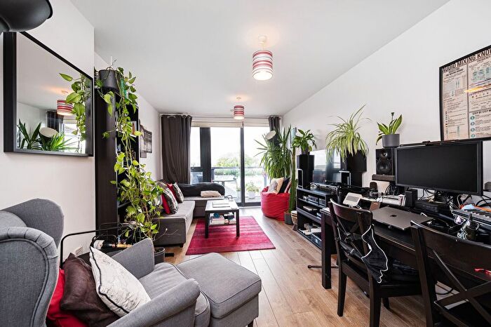 1 Bedroom Flat For Sale In Duckett Street, Stepney, London, E1