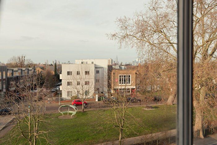 3 Bedroom Flat For Sale In Nunhead Green, Nunhead, London, SE15