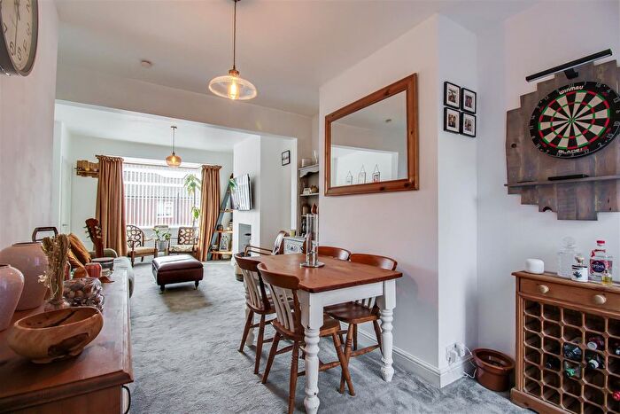 3 Bedroom Semi-detached House For Sale In Dawes Avenue, Castleford, WF10