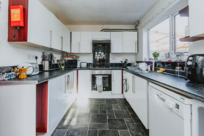 5 Bedroom Semi-Detached House To Rent In Burrows Crescent, NG9