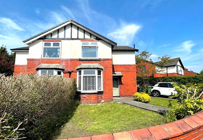 3 Bedroom Semi-Detached House For Sale In The Avenue, Westhoughton, Bolton, BL5