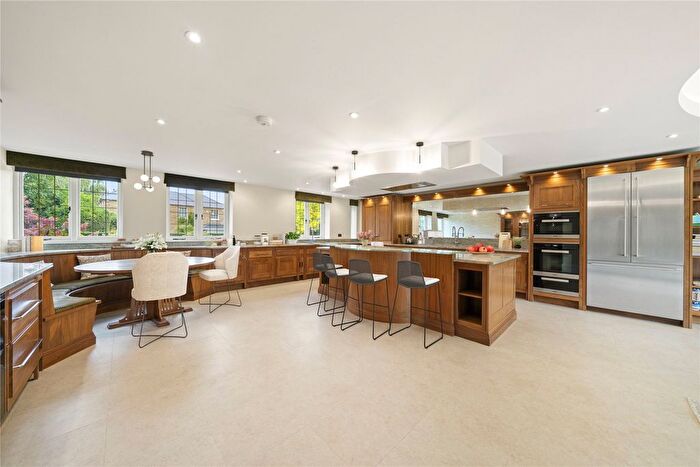 5 Bedroom Detached House To Rent In Oatlands Close, Weybridge, Surrey, KT13