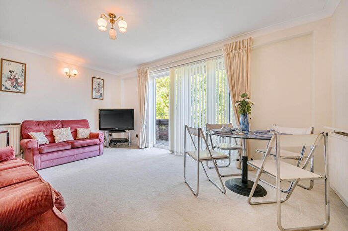 2 Bedroom Flat For Sale In High Road, Whetstone, N20
