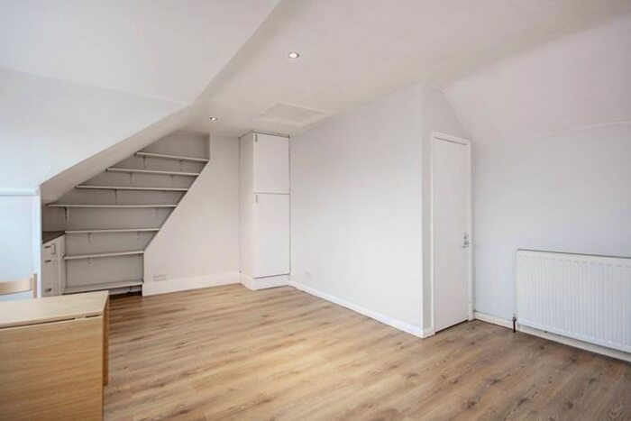Studio To Rent In Cranwich Road, Stamford Hill, London, N16