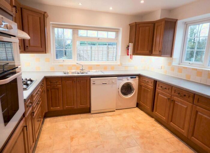 4 Bedroom Bungalow To Rent In Bladon Oxfordshire, OX20