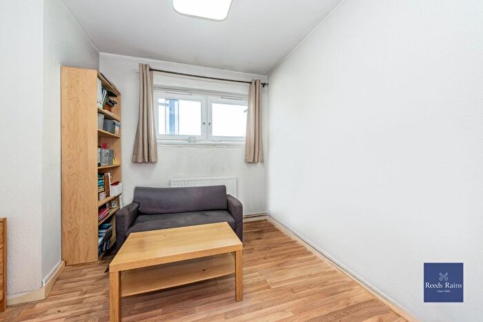 2 Bedroom Flat For Sale In Burbage Close, London, SE1