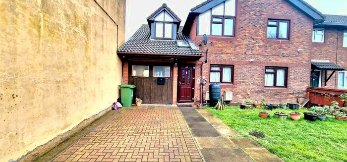 2 Bedroom End Of Terrace House To Rent In Station Road, London, E7