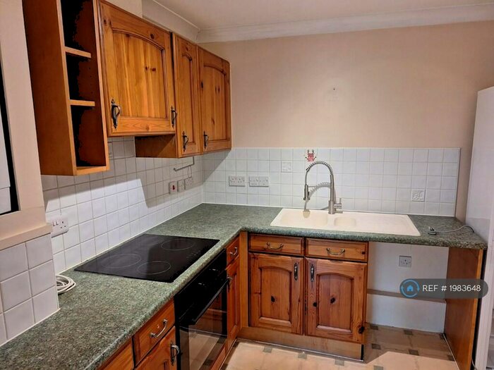2 Bedroom Flat To Rent In Newbury Rd, Crawley, RH10