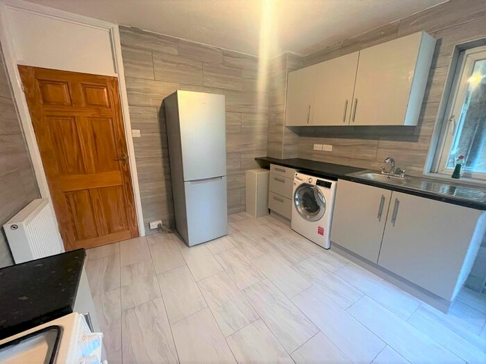 2 Bedroom Flat To Rent In Burnham Lane, Slough, SL1