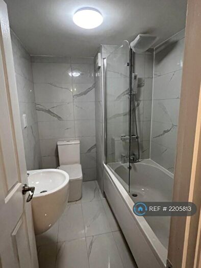 3 Bedroom Flat To Rent In St. James Lane, Greenhithe, DA9